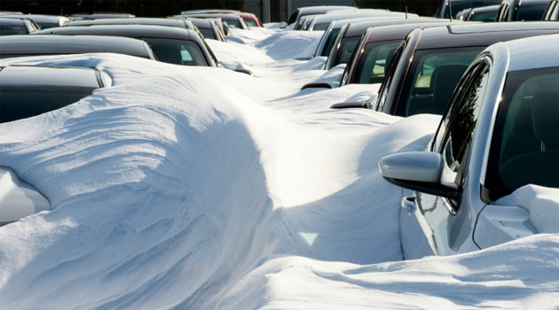 Rental cars are buried in snow, at Dulles International Airport(IAD) January 25, 2016, outside Washington DC  © AFP