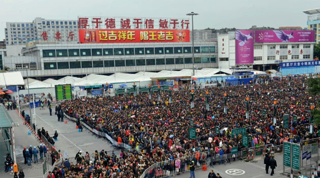 Huge queues wait outside Guangzhou railway station in Guangdong province, on February 2, 2016/AFP