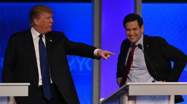 Republican presidential candidate Donald Trump (L) jokes with fellow candidate Marco Rubio(R) during a break in the Republican Presidential Candidates Debate in Manchester, New Hampshire © AFP