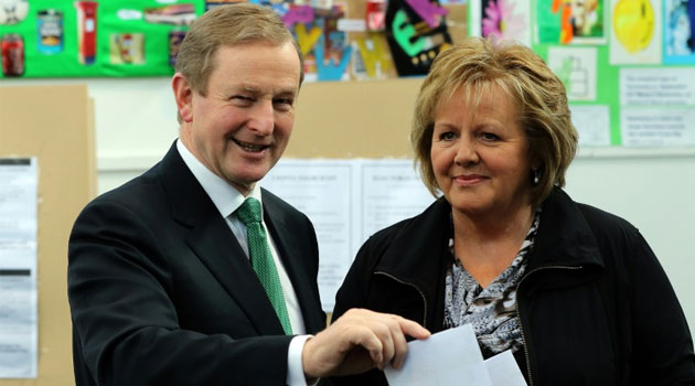 Irish Prime Minister and Fine Gael leader Enda Kenny and his wife Fionnuala vote at St Anthony's Primary School in Castlebar, western Ireland during a general election on February 26, 2016/AFP