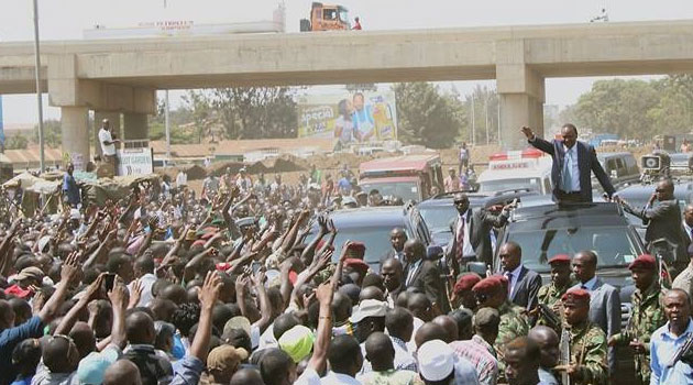 A crowd welcomes President Kenyatta to Obunga, Kisumu. Photo/ PSCU