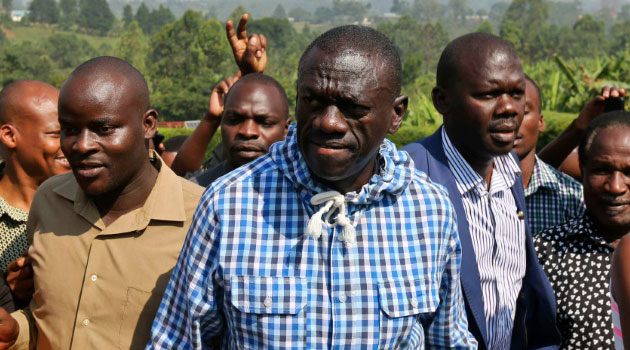 Uganda's opposition leader Kizza Besigye arrives at a polling station to vote in his home town of Rukungiri, on February 18, 2016/AFP