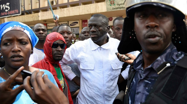 Uganda's anti-riot police arrest opposition leader Kizza Besigye (C) during a rally in Kampala on February 15, 2016/AFP