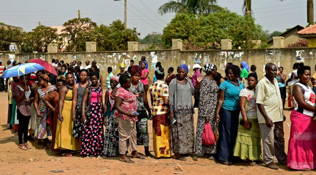 Ugandan voters who were unable to vote the first day, queue outside polling stations, in Kampala on February 19, 2016/AFP