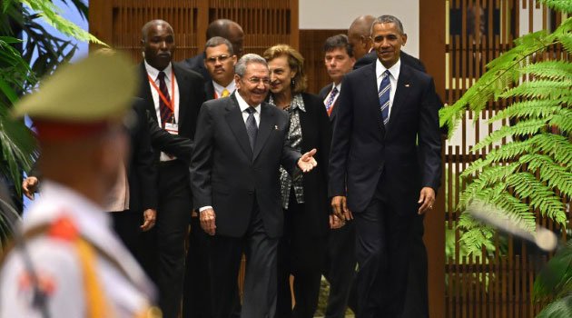 US President Barack Obama (R) walks next to Cuban President Raul Castro upon his arrival at the Revolution Palace in Havana on March 21, 2016/AFP