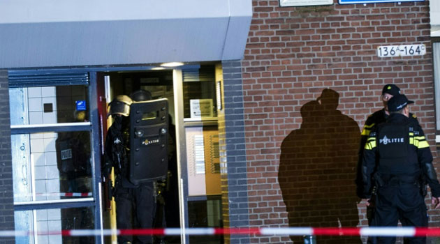 Policemen at the residence in Rotterdam where a 32-year-old Frenchman was arrested at the request of French authorities over suspisions of his "involvement in planning a terror attack", on March 27, 2016/FILE