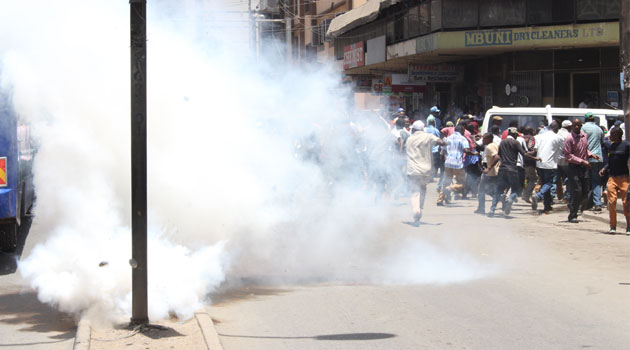 Trouble started when county askaris started impounding matatus parked on Ronald Ngala and other adjacent streets, prompting police to lob teargas at operators who tried to attack them/CFM NEWS