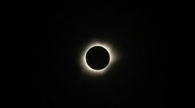 A total solar eclipse is pictured from the city of Ternate, in Indonesia's Maluku Islands, on March 9, 2016/AFP