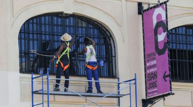 Workers repair a façade in Havana as part of preparations for US President Barack Obama's visit/AFP