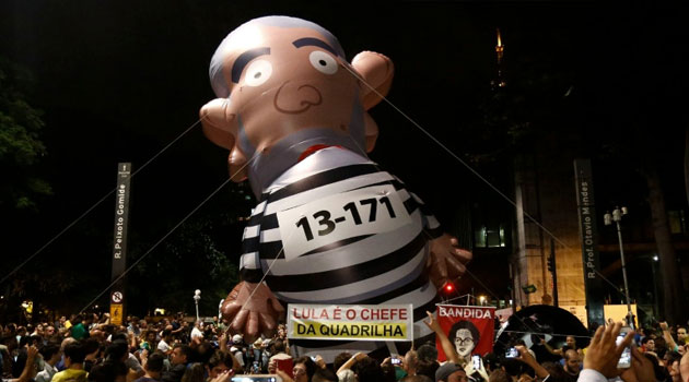 Demonstrators rally for Brazilian President Dilma Rousseff's impeachment along Paulista Avenue in Sao Paulo in March 2016/AFP