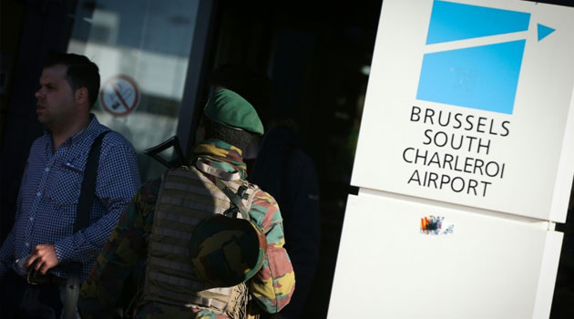 Soldiers patrol at Brussels South Airport during a protestby the air traffic control organization Belgocontrol, on April 12, 2016 in Charleroi/AFP