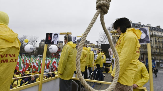 People take part in a demonstration denouncing Iran's use of the death penalty, in Paris, organised to coincide with the official visit to France by the Iranian President, on January 28, 2016/FILE