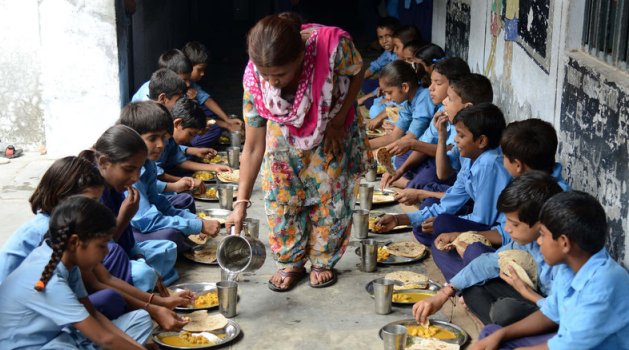 Indian schoolchildren eat their free midday meal/AFP/Getty 