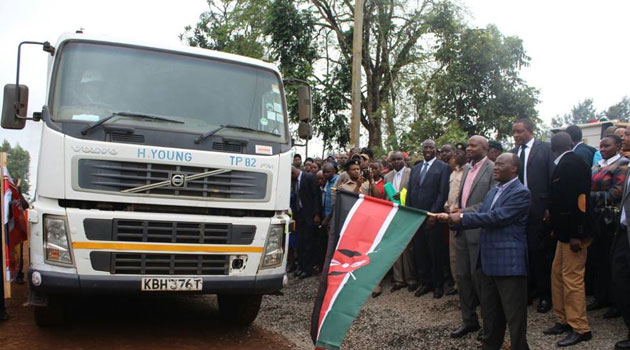 Gatundu South Member of Parliament Moses Kuria asked the contractors to work together with other agencies to facilitate timely execution of the project/CFM NEWS