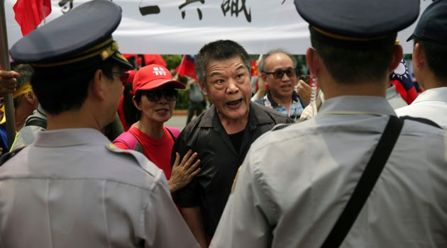 Pro-China supporters protest outside the inauguration ceremony for the Taiwan's new President, the Beijing-sceptic Tsai Ing-wen, in Taipei on May 20, 2016/AFP