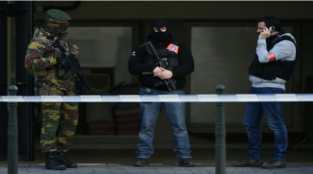 A soldier and police stand guard at Brussels courthouse during the detention hearing of top Paris and Brussels attacks suspect Mohammed Abrini/AFP