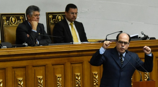 Venezuelan opposition deputy Julio Borges (R) delivers a speech during a special session at the congress in Caracas/AFP