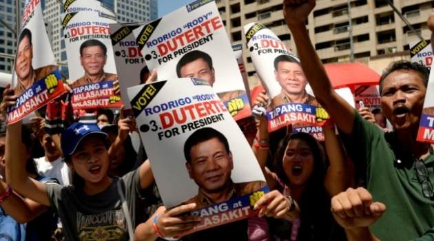 Supporters of presidential candidate and Davao Mayor Rodrigo Duterte protest in Manila on May 2, 2016, after he was accused of hiding unexplained wealth in secret accounts/AFP