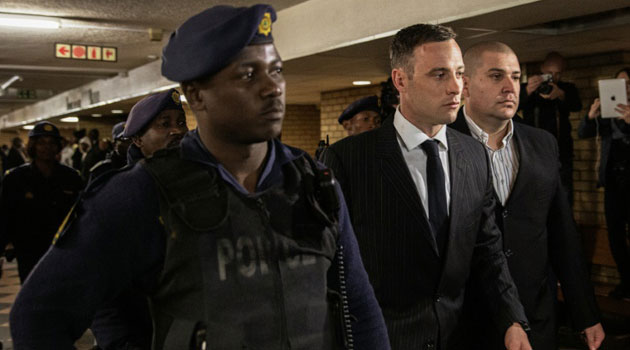 South African Paralympian Oscar Pistorius (C) arrives at Pretoria High Court to attend his sentencing hearing on June 13, 2016 © AFP Gianluigi Guercia/AFP