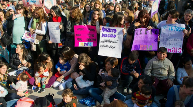 Women breastfeed their children during a demonstration in San Isidro, on the outskirts of Buenos Aires, to protest the removal from a square by police of a woman breastfeeding her child/AFP