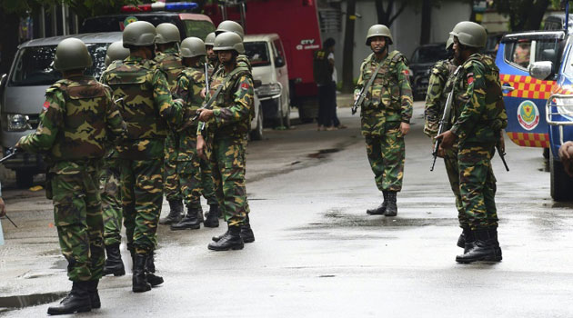 Bangladeshi army soldiers stand guard during a rescue operation as gunmen take position in a restaurant in the Dhaka’s high-security diplomatic district on July 2, 2016/AFP