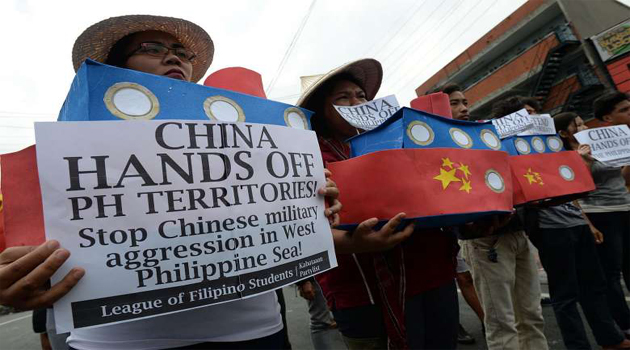 Filipino students shout anti-Chinese slogans during a rally near Malacanang Palace in Manila, on March 3, 2016/AFP