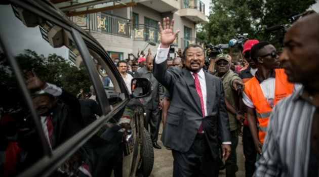 Supporters of the Gabonese opposition leader Jean Ping gather outside his party headquarters in Libreville on August 28, 2016/AFP