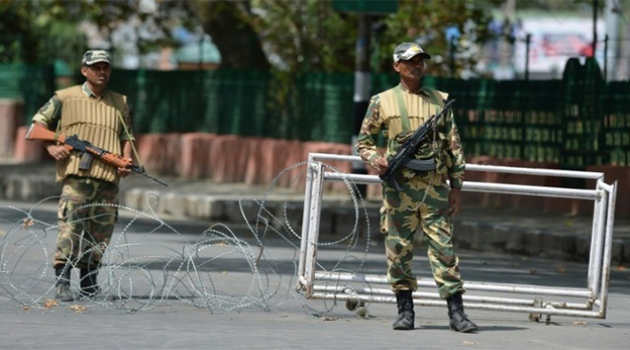  Indian paramilitary troopers stand guard during a curfew in Srinagar on August 17, 2016/AFP-File