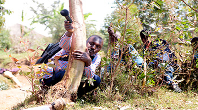 Eloge Kaneza takes cover from bullets while covering protests against president Pierre Nkurunziza’s decision to seek a third term in April 2015/Courtesy SOS Media-Burundi