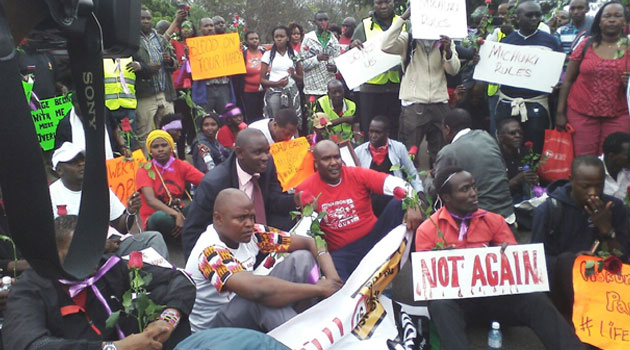 According to the organizer Patrick Waweru, they held a prayer session at the scene of the accident and light candles in remembrance of the four people who died in the Sunday accident/MOSES MUOKI