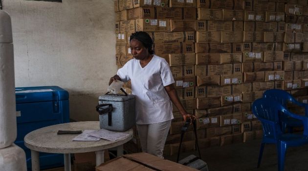 A public employee carries yellow fever vaccines before a ceremony launching a campaign against yellow fever in the district of Kisenso, Kinshasa, on July 20, 2016/AFP