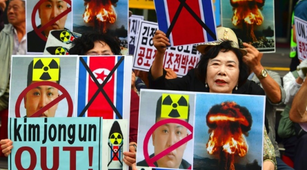 South Korean conservative activists denounce North Korea's latest nuclear test, in Seoul, on September 10, 2016/AFP  