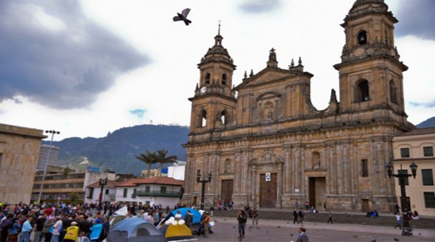 Demonstrators camp in Bolivar square on October 6, 2016, in Bogota, demanding Colombian government and the Revolutionary Armed Forces of Colombia (FARC) guerrillas not to give up on a peace deal narrowly rejected by voters in a referendum/AFP