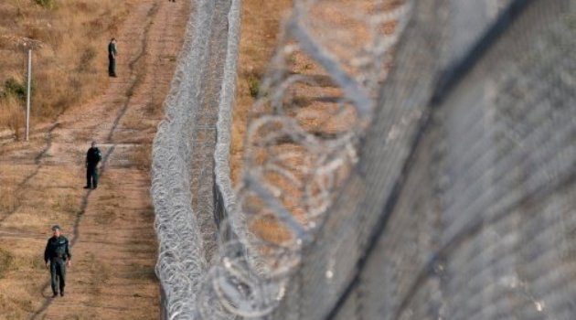  Bulgarian border police patrol next to a barbed wire fence erected on the border with Turkey near the town of Lesovo/AFP-File 