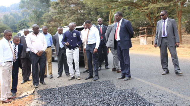 Machakos Governor Dr. Alfred Mutua  inspects  the  sealing of  a  pothole  along  the Machakos -Kangundo road/CFM NEWS