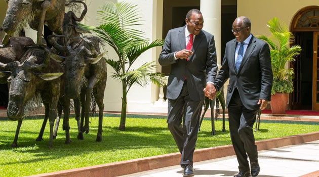 President Kenyatta and Magufuli hold hands at State House, Nairobi/PSCU