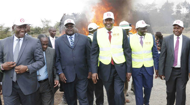 DP Ruto, CS Nkaissery walk away from stockpile after setting it alight/DPPS