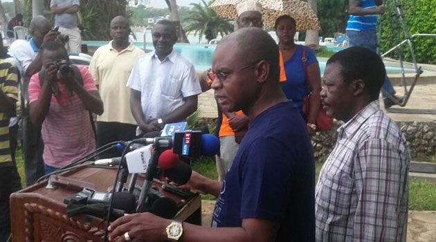 Kingi addressing the press at the Tamarind Hotel on Sunday/CFM