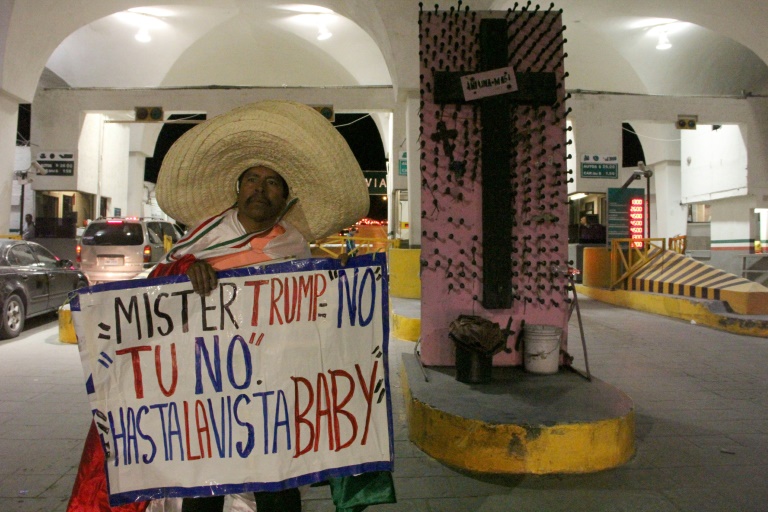 Martin Macias from the Zacatecas state Mexico demonstrates against US Republican presidential candidate Donald Trump at the border crossing between Ciudad Juarez in Mexico and El Paso, Texas, on November 8, 2016 © AFP / Herika Juarez