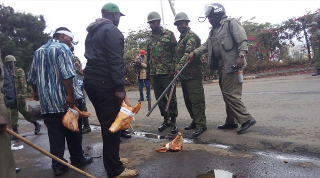 Armed with three heads of pigs and several rats in a cage, the activists marched from Milimani Law Courts to the Ministry of Health offices, where called on President Uhuru Kenyatta to sack all senior officials linked to the unraveling scandal/KEVIN GITAU