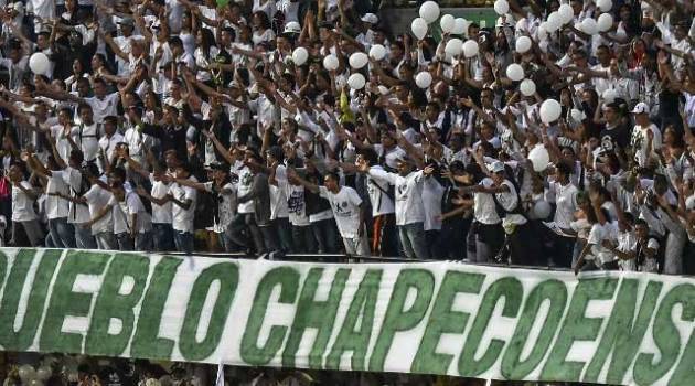 People pay tribute to players of Brazil's Chapecoense Real players killed in a plane crash/AFP