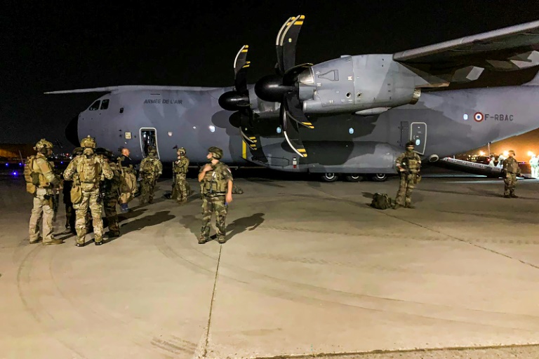 Six dead in Kabul airport blasts as airlift deadline looms » Capital News