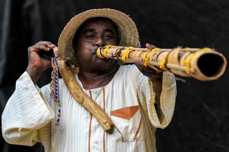 Long blowing instrument discount