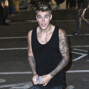 Justin Bieber showed his fans plenty of love as he stepped outside the Barclay Center this evening after Fashion Rocks