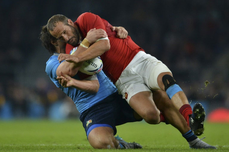 French fly half Frederic Michalak (R) is tackled by Italy's Enrico Bacchin during their Rugby World Cup Pool D match at Twickenham stadium on September 19, 2015. PHOTO/AFP