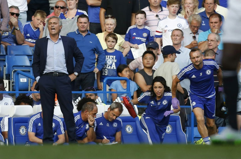 Chelsea doctor (2R) Eva Carneiro and head physio Jon Fearn (R) leave the bench as Chelsea's Portuguese manager Jose Mourinho (L) gestures during the English Premier League football match between Chelsea and Swansea City in London on August 8, 2015. PHOTO/AFP