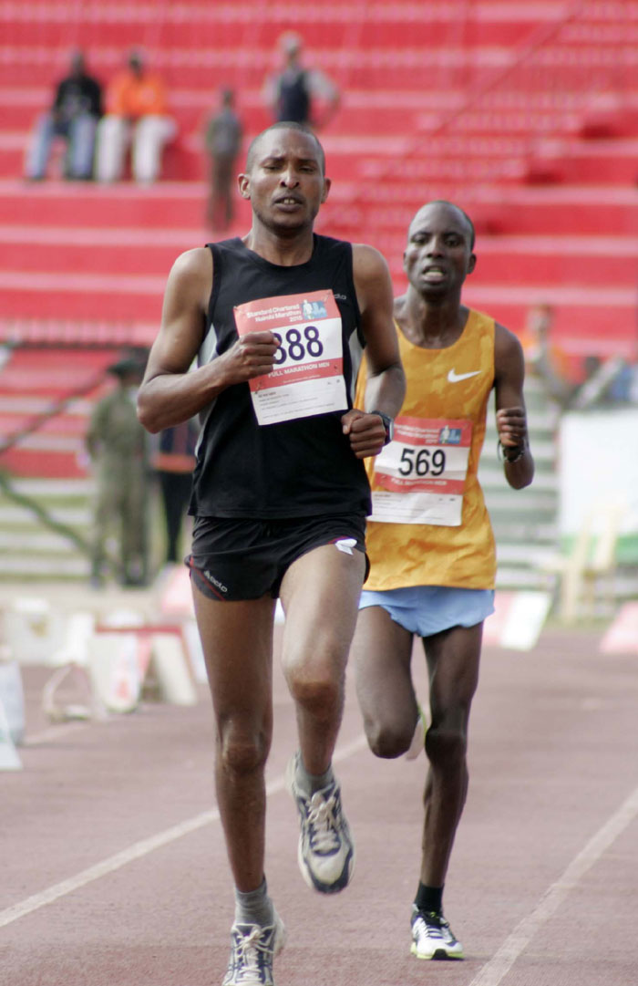 Julius Njogu overtakes Shadrack Korir for second before he was disqualified for cheating at the 2015 Stanchart Nairobi Marathon on October 25, 2015. PHOTO/Raymond Makhaya