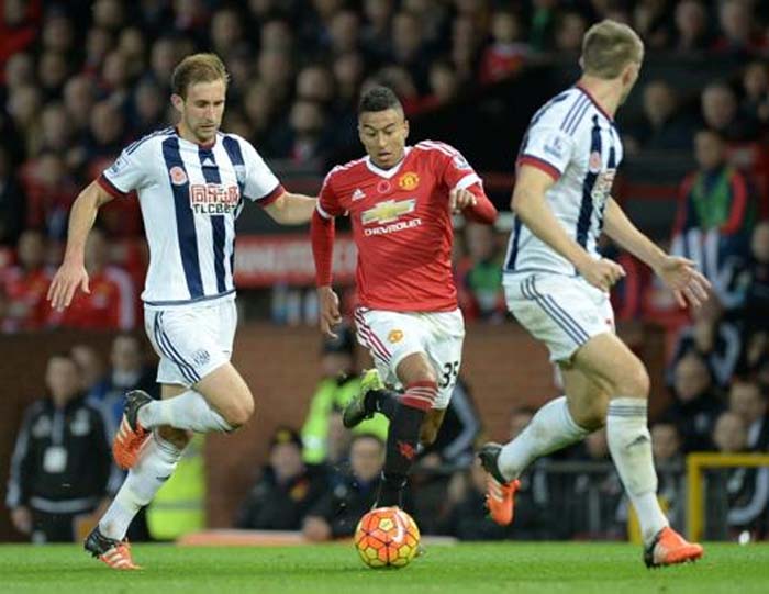 an United's midfielder Jesse Lingard (C) vies against West Bromwich Albion's defender Craig Dawson (L) and defender Gareth McAuley during the English Premier League football match in Manchester, England, on November 7, 2015