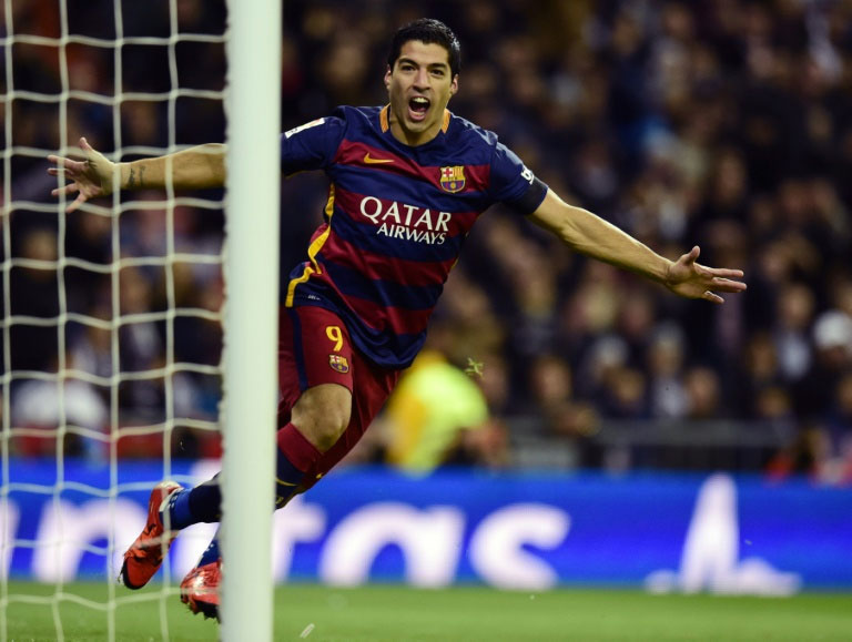 Barcelona's Uruguayan forward Luis Suarez during the Spanish league "Clasico" football match Real Madrid CF vs FC Barcelona at the Santiago Bernabeu stadium in Madrid on November 21, 2015. PHOTO/AFP