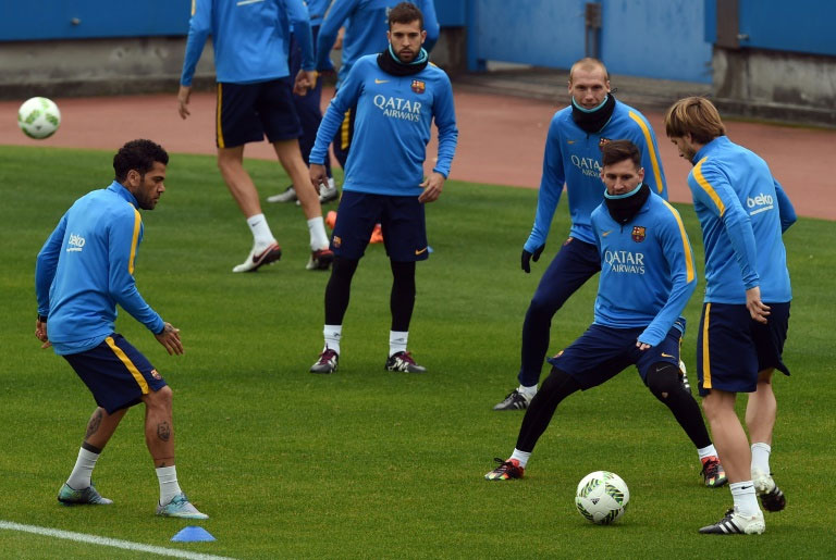 Barcelona forward Lionel Messi (2nd R) trains with his teammates at the Club World Cup football tournament in Yokohama on December 15, 2015. PHOTO/AFP